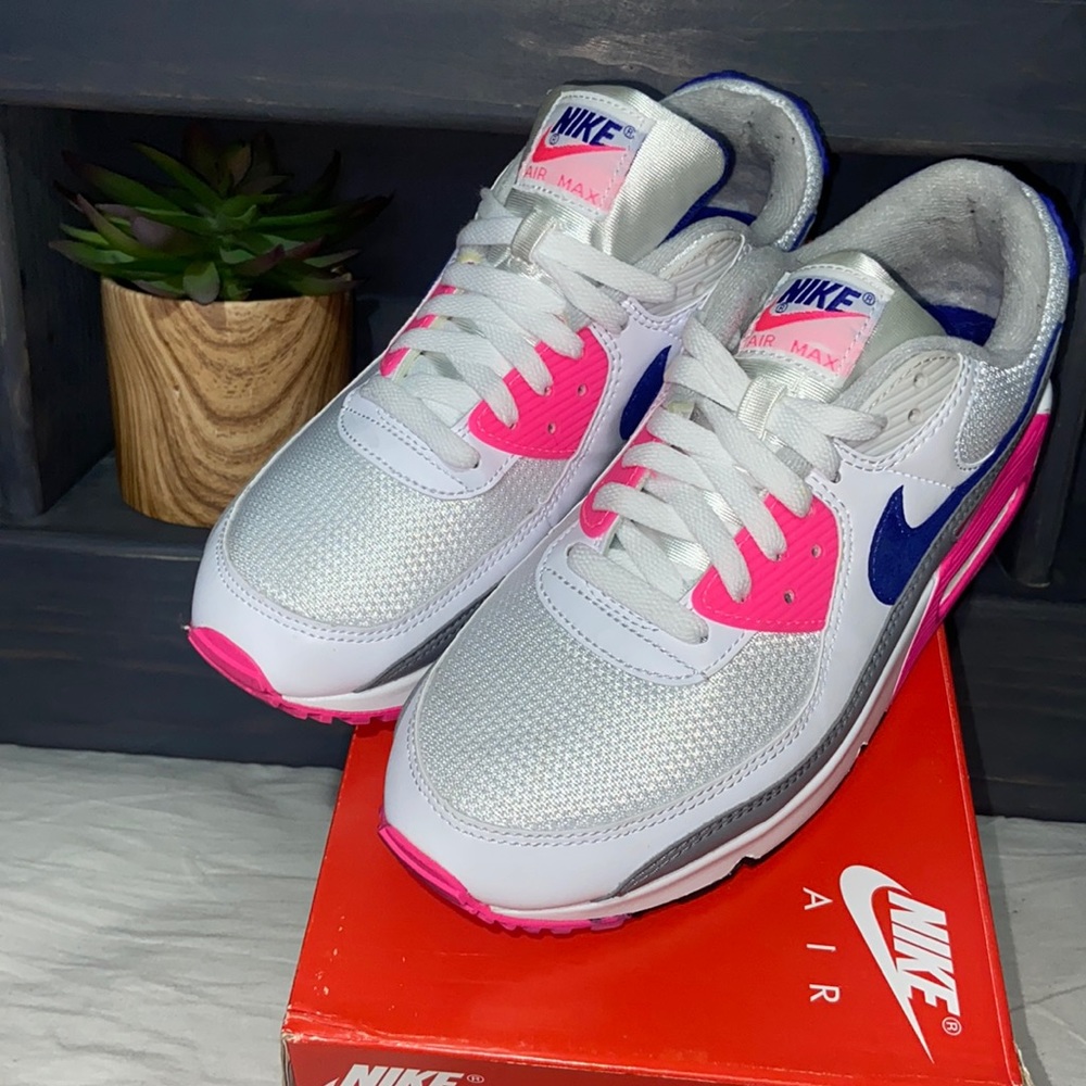 •Nike Air Max III